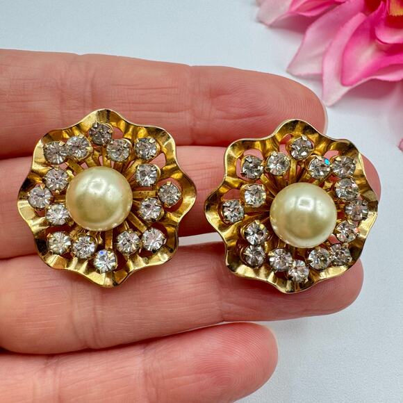 Vintage Rhinestone Faux Pearl Flower Clip On Earrings Gold Tone Elegant Glam 50s - Picture 9 of 13